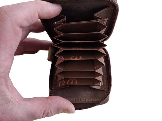 OI Hunter bruine leren creditcardhouder uitvouwbaar / kleine rits etui met verticale pasjes waaier voor 9 pasjes / afsluitbare pasjeswaaier bruin leer / beveiligd tegen skimmen / 644H
