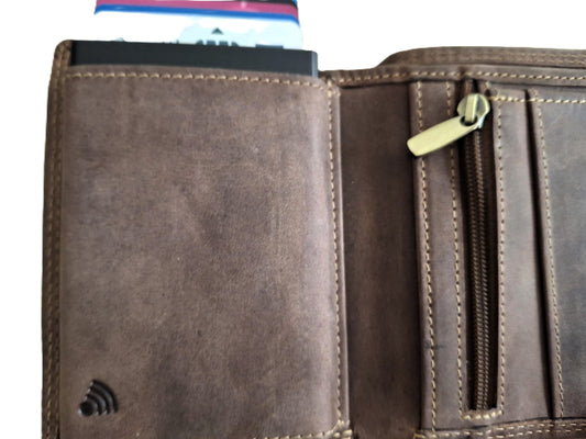 OI Hunter bruine leren billfold met cardprotector en ritsvak voor muntgeld / normale portemonnee met Figuretta pasjeshouder en rits / complete portemonnee met anti skim kastje / leren beurs met metalen pasjeshouder / bruin leer / 669H