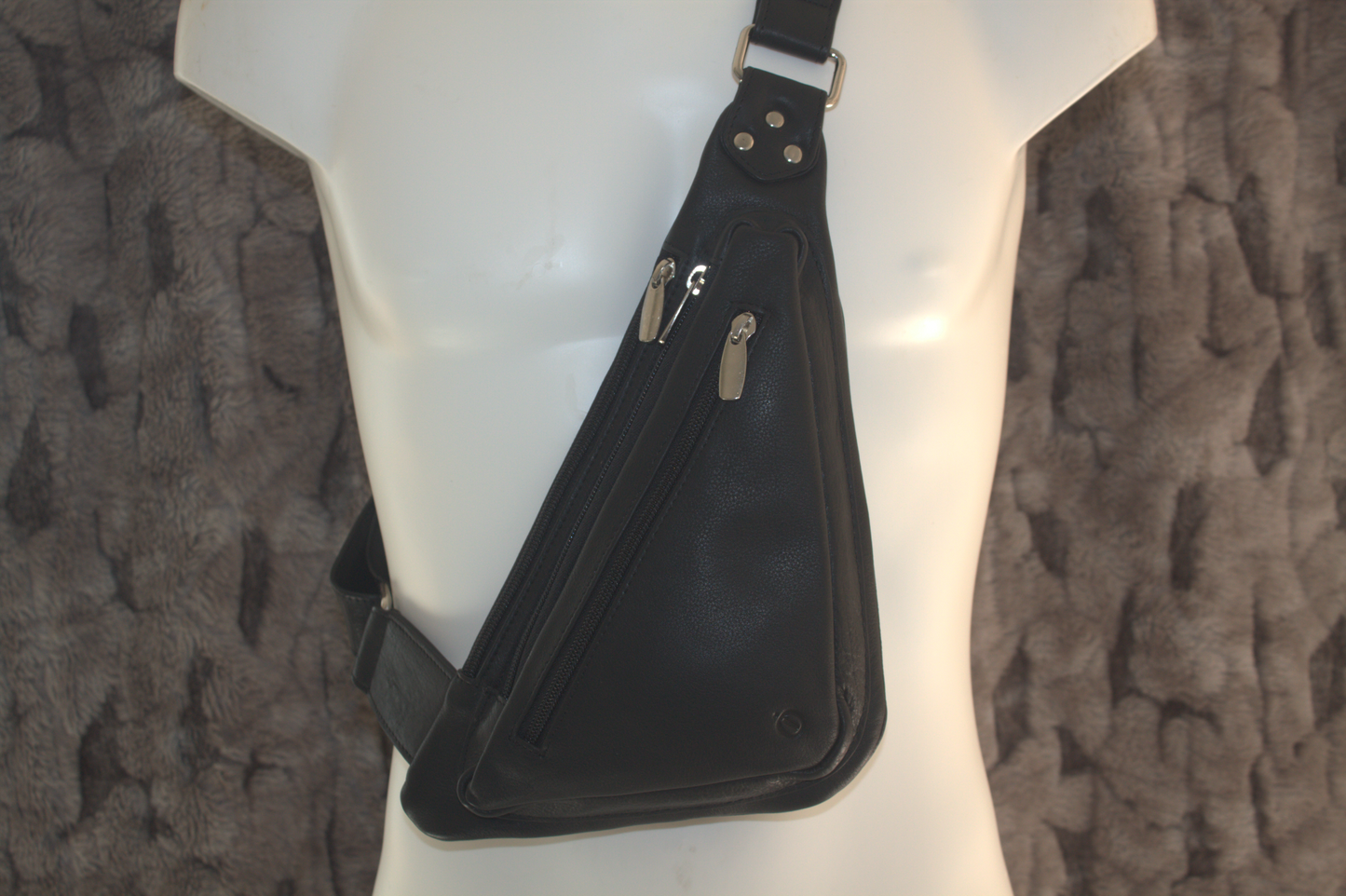 Leren triangel/ driehoek Crossbody tas/ zacht rund leder/ om schuin te dragen / zwart 228