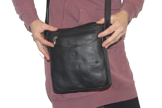 Oi zwarte leren Damestas of Herentas middel / ruime schoudertas ook cross te dragen / tas om om te hangen unisex / soepel zwart Rundsleder / 382VA