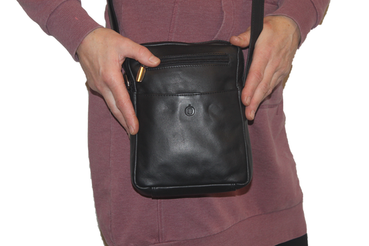 Oi zwarte leren Damestas of Herentas klein / compacte schoudertas ook cross te dragen / tas om om te hangen unisex / soepel zwart Rundsleder / 383VA