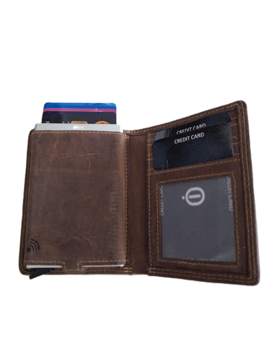 OI Hunter bruine leren portemonnee met Figuretta pasjeshouder en ruimte voor AIR TAG / Compact portemonneetje met Cardprotector zonder muntvak met ruimte voor ronde tracker / plat beursje met RFID SAFE kastje / bruin leer / 145HN AIR