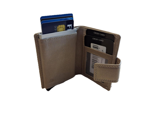 OI champagne kleurig complete portemonnee met figuretta Cardprotector / compacte leren beurs met metalen pasjeshouder afsluitbaar / anti skim kastje in portemonnee / champagne kleurig leer /106PLA