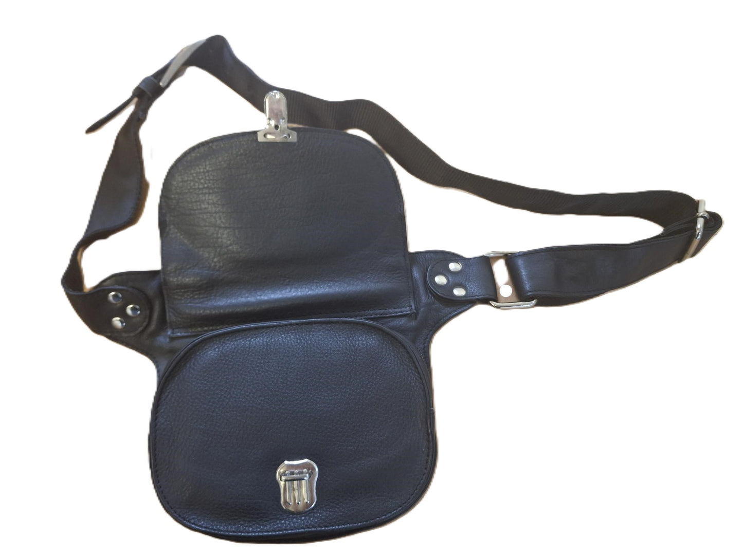 Oi zwart leren heuptasje halfrond / plat tasje voor om middel maar crossbody dragen is ook mogelijk / veilige heuptas afsluitbaar met schuifslot / zwart rundsleer / 323