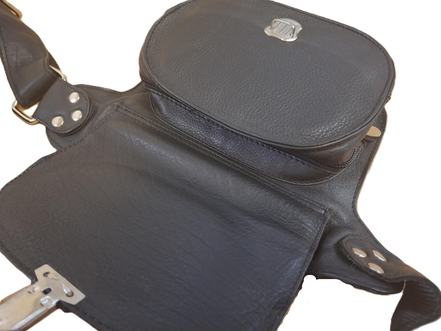 Oi zwart leren heuptasje halfrond / plat tasje voor om middel maar crossbody dragen is ook mogelijk / veilige heuptas afsluitbaar met schuifslot / zwart rundsleer / 323