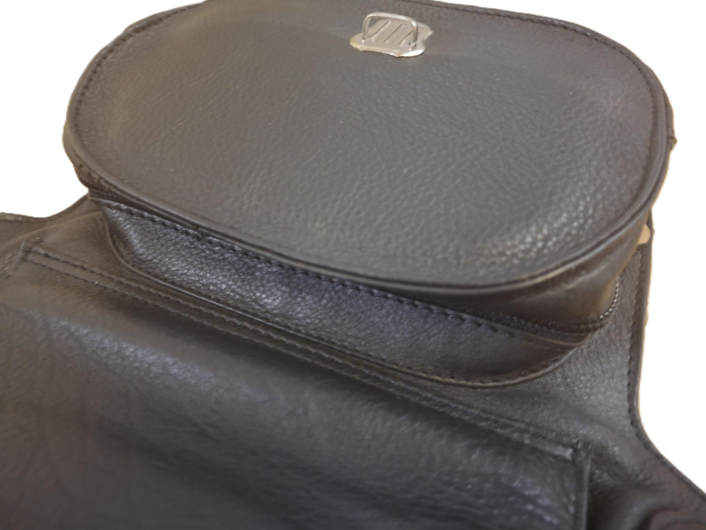 Oi zwart leren heuptasje halfrond / plat tasje voor om middel maar crossbody dragen is ook mogelijk / veilige heuptas afsluitbaar met schuifslot / zwart rundsleer / 323