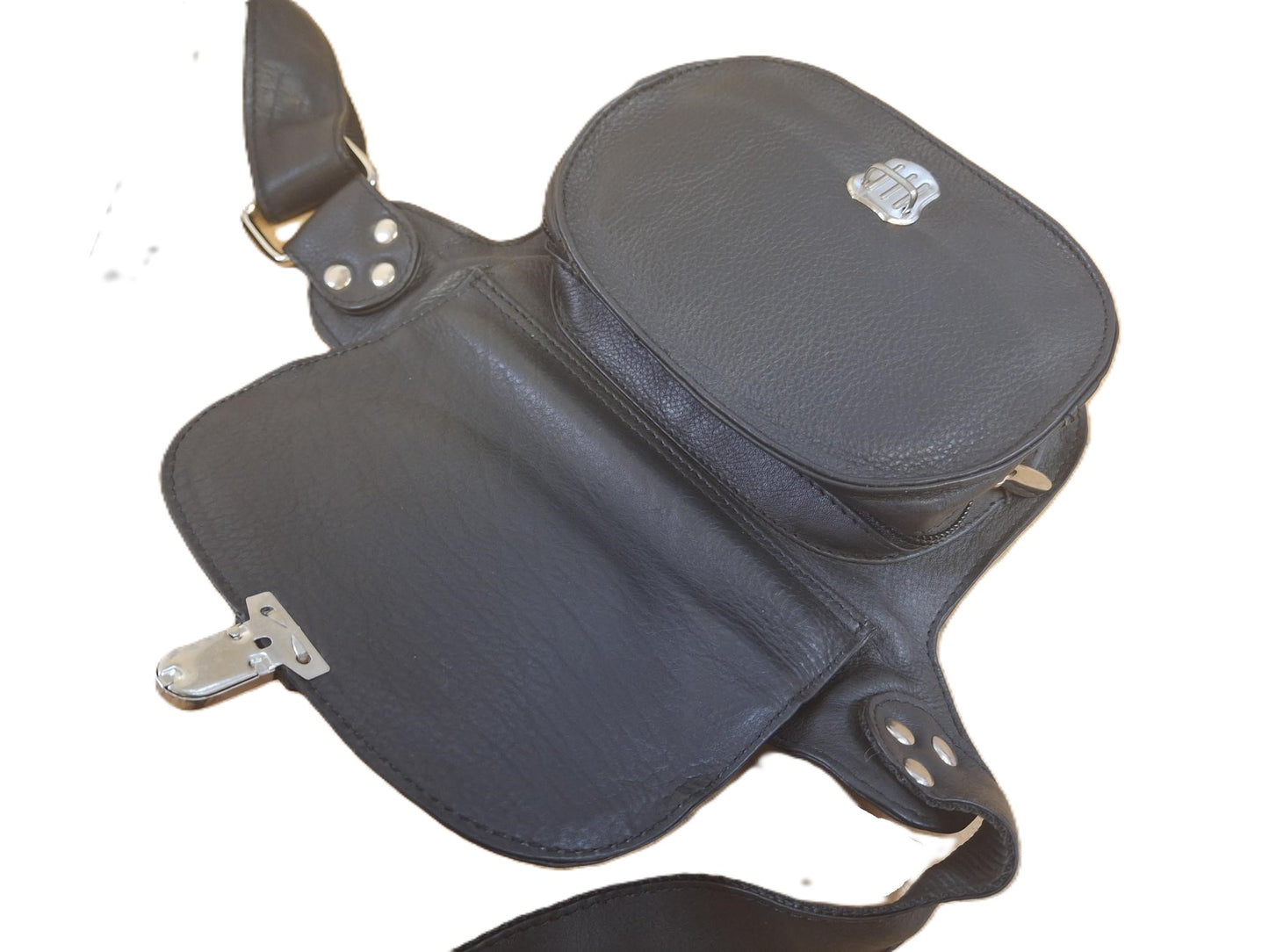 Oi zwart leren heuptasje halfrond / plat tasje voor om middel maar crossbody dragen is ook mogelijk / veilige heuptas afsluitbaar met schuifslot / zwart rundsleer / 323