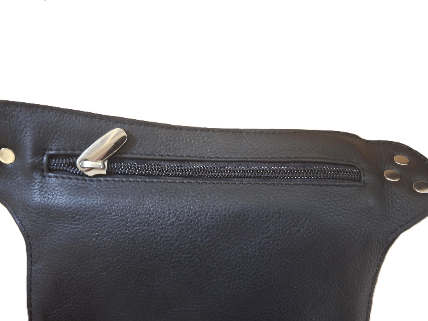 Oi zwart leren heuptasje halfrond / plat tasje voor om middel maar crossbody dragen is ook mogelijk / veilige heuptas afsluitbaar met schuifslot / zwart rundsleer / 323