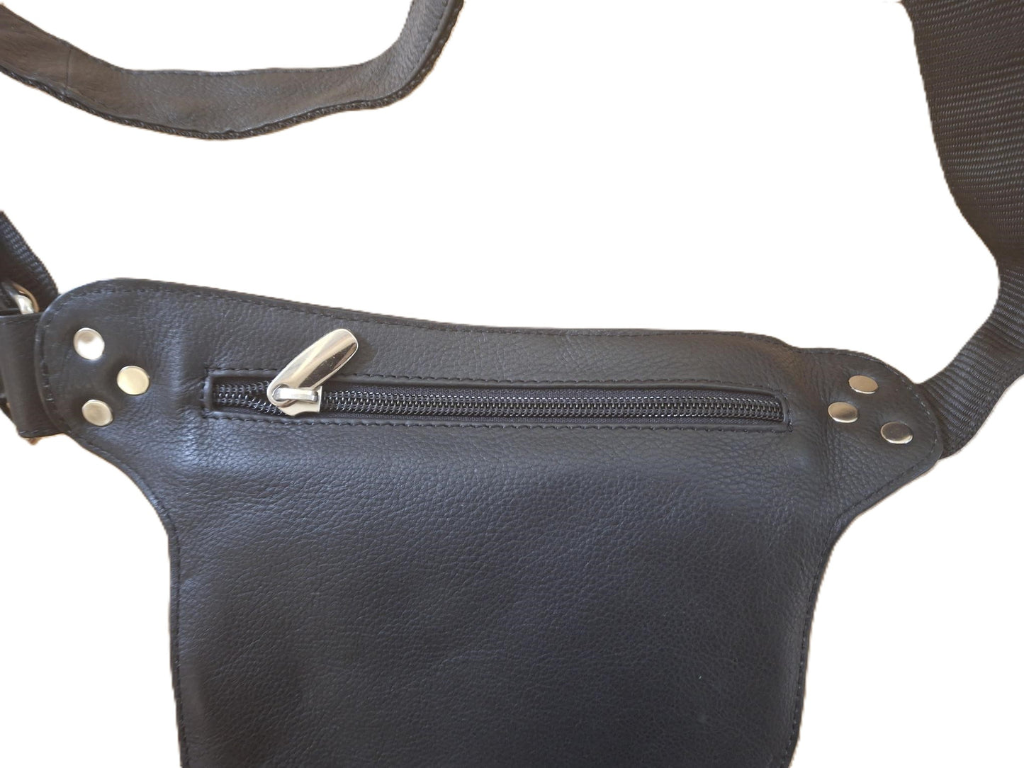 Oi zwart leren heuptasje halfrond / plat tasje voor om middel maar crossbody dragen is ook mogelijk / veilige heuptas afsluitbaar met schuifslot / zwart rundsleer / 323